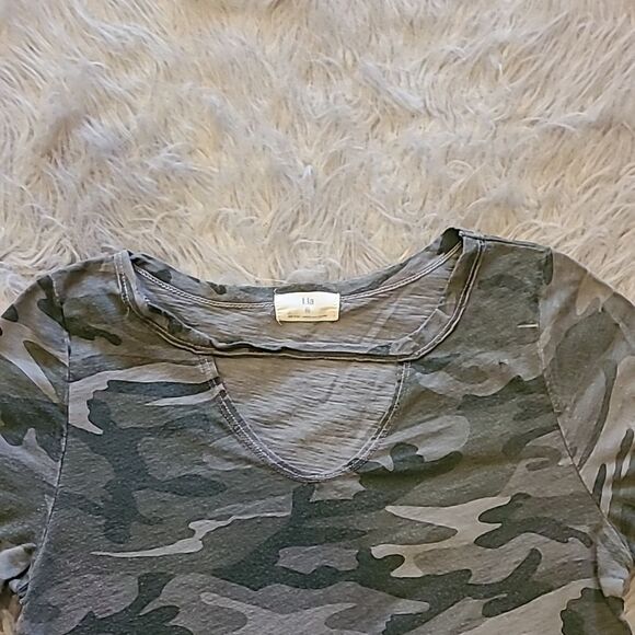 T.l.a anthropologie‎ womens Green camouflage cut out front tshirt size xs - Picture 2 of 5